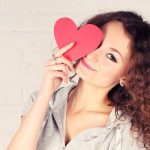 5 Sinais de que Ela Está Interessada (Mas Não Diz)