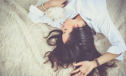 Mulheres Baixas São Mais Carinhosas e Inteligentes? O Que Dizem os Estudos e a Psicologia