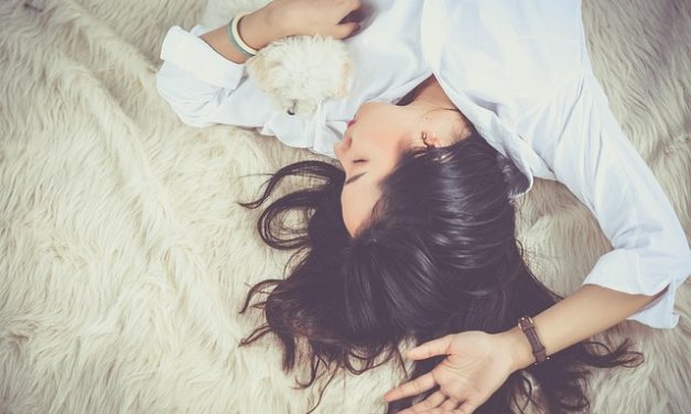 Mulheres Baixas São Mais Carinhosas e Inteligentes? O Que Dizem os Estudos e a Psicologia
