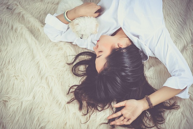 Mulheres Baixas São Mais Carinhosas e Inteligentes? O Que Dizem os Estudos e a Psicologia